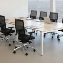 ترابيزة اجتماعات 240 سم موديل Metaly مقاس 240 * 120 * 75 سم بشاسيه معدني