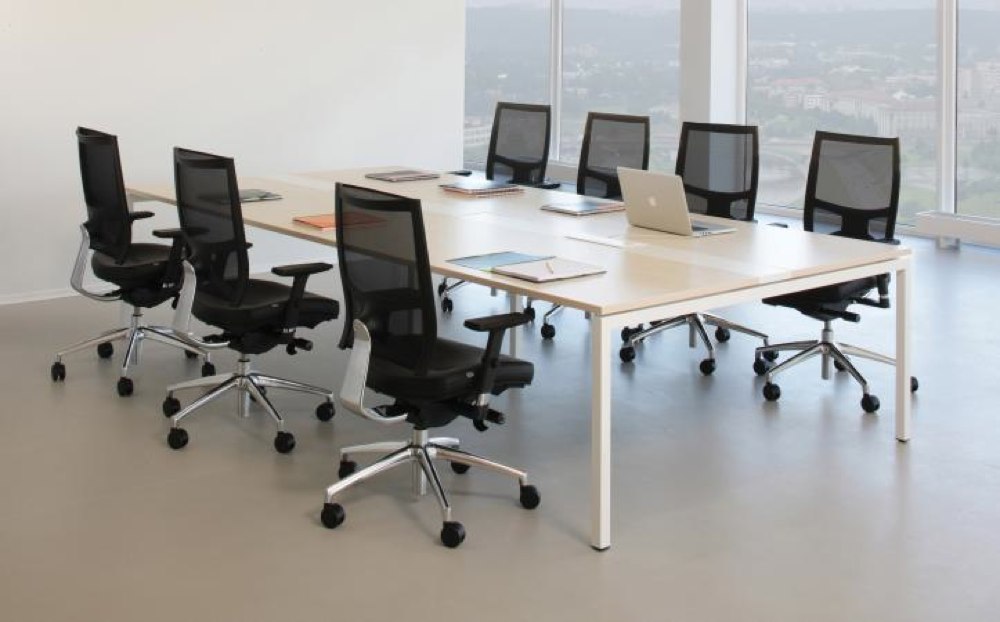Nova_white_oak_conference_table_contrasting_white_centre_infill ترابيزة اجتماعات 240 سم موديل Metaly مقاس 240 * 120 * 75 سم بشاسيه معدني - الصورة 1