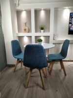⁦ترابيزة طعام / كافيتريا - Mak- Table 80cm- تستند على 3 أرجل خشب زان⁩ - الصورة ⁦3⁩