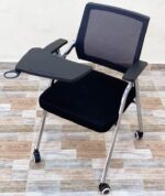 ⁦كرسى محاضرات شبك بمسند كتابة - موديل EH 139 4Leg - شامل يدات - يستند على قاعدة 4 ارجل دهان نيكل⁩ - الصورة ⁦3⁩