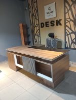 ⁦مكتب مدير 180 سم موديل Desk مقاس 180 * 160 * 75 سم شامل سايد جانبي بالادراج⁩ - الصورة ⁦4⁩