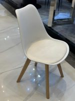 ⁦كرسى اكريليك - موديل Decor 03 - يستند على 4 ارجل خشب زان بشلتة تنجيد جلد⁩ - الصورة ⁦3⁩