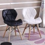 ⁦كرسى اكريليك - موديل Decor 04 - يستند على 4 ارجل خشب زان بظهر و شلتة تنجيد جلد⁩ - الصورة ⁦2⁩