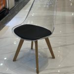 كرسى اكريليك ظهر شفاف - موديل Decor 06 - يستند على 4 ارجل خشب زان بشلتة تنجيد جلد