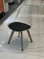 كرسى اكريليك ظهر شفاف - موديل Decor 06 - يستند على 4 ارجل خشب زان بشلتة تنجيد جلد
