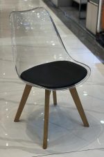 ⁦كرسى اكريليك ظهر شفاف - موديل Decor 06 - يستند على 4 ارجل خشب زان بشلتة تنجيد جلد⁩ - الصورة ⁦2⁩