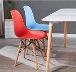 ⁦كرسى اكريليك - موديل Decor 01 - يستند على 4 ارجل خشب زان⁩ - الصورة ⁦4⁩