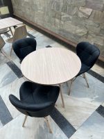 ⁦كرسى اكريليك - موديل Decor 04 - يستند على 4 ارجل خشب زان بظهر و شلتة تنجيد جلد⁩ - الصورة ⁦4⁩