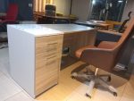⁦مكتب مقاس 140 * 60 * 75 سم شامل 2 درج + ضلفة + ارفف امامية ديكورية⁩ - الصورة ⁦9⁩