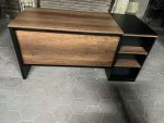 ⁦مكتب مقاس 140 * 60 * 75 سم شامل 2 درج + ضلفة + ارفف امامية ديكورية⁩ - الصورة ⁦32⁩