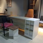 مكتب مقاس 120 * 60 * 75 سم شامل 2 درج + ضلفة + ارفف امامية ديكورية