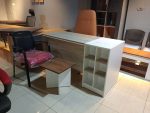 ⁦مكتب مقاس 140 * 60 * 75 سم شامل 2 درج + ضلفة + ارفف امامية ديكورية⁩ - الصورة ⁦24⁩